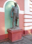  Скульптура рыбака возле музея