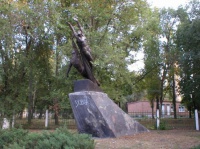 Памятник молодежи на пересечении улицы Кондаурова и Петровского бульвара