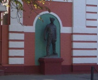 Памятник азовскому избирателю у краеведческого музея.